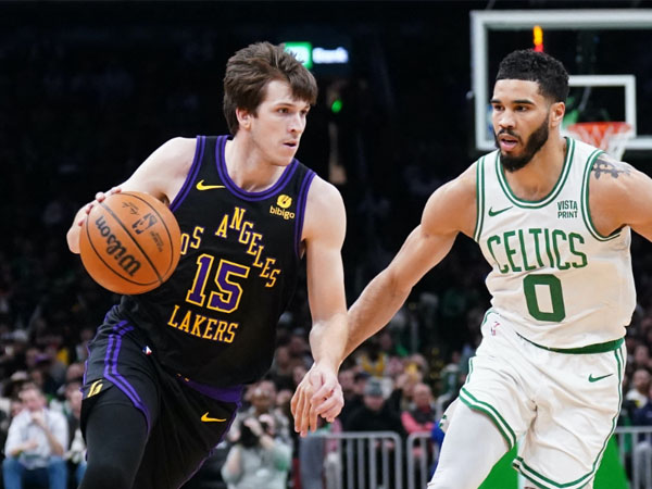 Austin Reaves (kiri) mencetak 32 poin saat Los Angeles Lakers mengalahkan Boston Celtics 114-105 pada hari Kamis (1/2) malam. (Foto: AP)