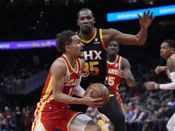 Trae Young (kiri) mencetak 32 poin saat Atlanta Hawks mengalahkan Phoenix Suns 129-120 pada Jumat (2/2) malam. (Foto: AP)