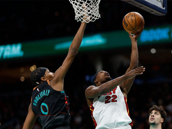 Jimmy Butler (kanan) mencetak 24 poin saat Miami Heat menang 110-102 atas Washington Wizards pada Jumat (2/2) malam. (Foto: AP)