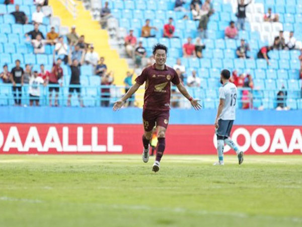 Pemain PSM Makassar, Kenzo Nambu merayakan gol ke gawang Persita Tangerang