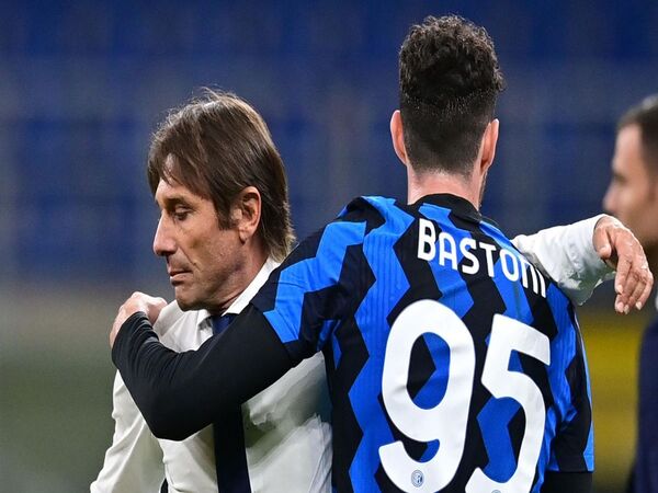 Alessandro Bastoni kenang upaya Antonio Conte mencegahnya hengkang dari Inter Milan beberapa musim silam / via Getty Images