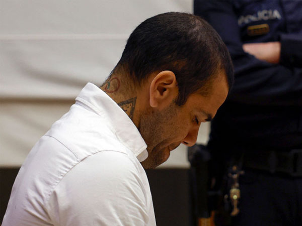 Dani Alves terlihat menunduk dalam persidangan. (Foto: AFP)