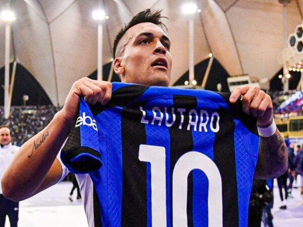 Lautaro Martinez menuntut bayaran tinggi ke Inter Milan pada negosiasi perpanjangan kontraknya di Stadion San Siro / via Getty Images