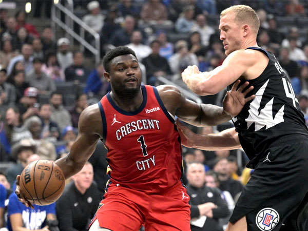 Zion Williamson (kiri) menambahkan 21 poin saat New Orleans Pelicans mengalahkan Los Angeles Clippers 117-106 pada Rabu (7/2) malam. (Foto: AP)
