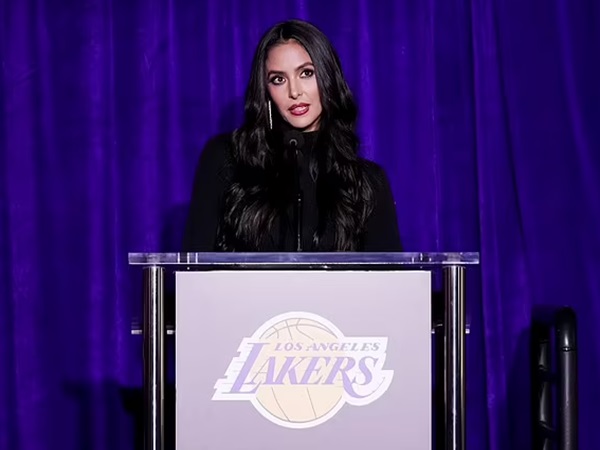 Vanessa Bryant Bela Pose yang Dia Pilih untuk Patung Kobe Bryant