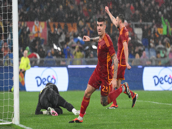 Gianluca Mancini kecewa berat AS Roma harus kalah 2-4 dari Inter Milan di pekan ke-24 Serie A dini hari tadi (11/2) / via Getty Images