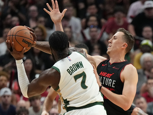 Jaylen Brown dan Duncan Robinson panas saat laga klasik Heat-Celtics.