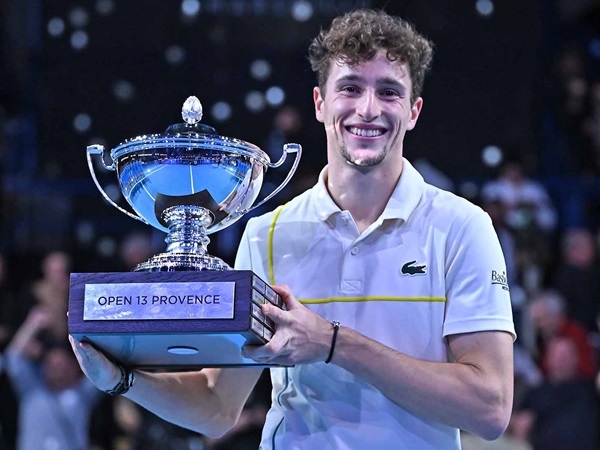 Ugo Humbert Angkat Trofi Kemenangan Di Marseille