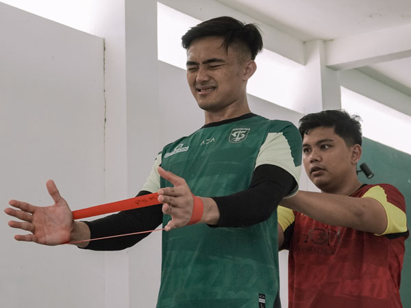 Kiper Persebaya Surabaya, Ernando Ari berlatih didampingi fisioterapis