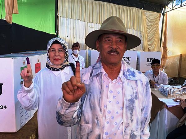 Umuh Muchtar ketika menggunakan hak pilih di Pemilu 2024
