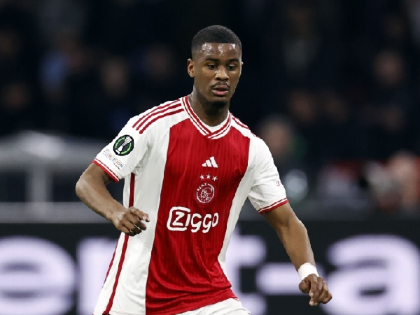 Arsenal merupakan pengagum bek Ajax, Jorrel Hato