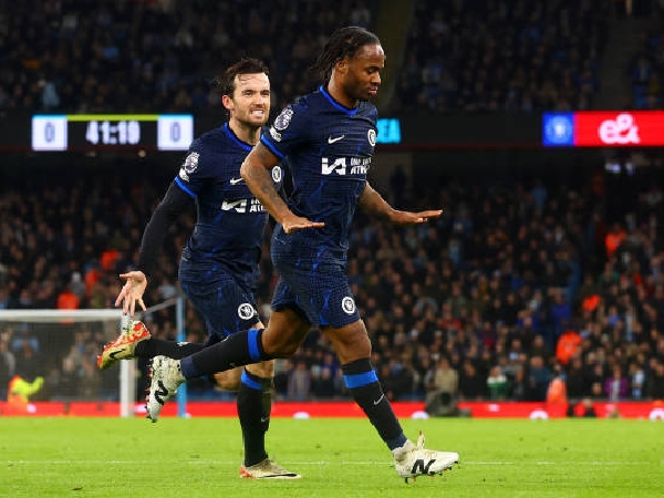 Raheem Sterling mencetak gol ke gawang mantan klubnya, Manchester City