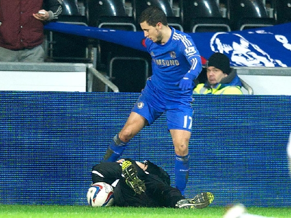 Eden Hazard terlibat insiden yang terkenal dengan seorang ball boy