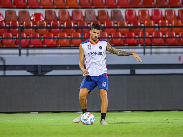 Pemain bertahan Rans Nusantara FC, Francisco Pereira Carneiro