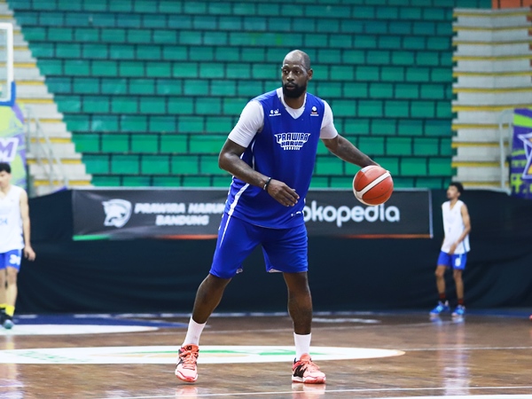 Pemain baru Prawira Bandung, James Gist ketika berlatih