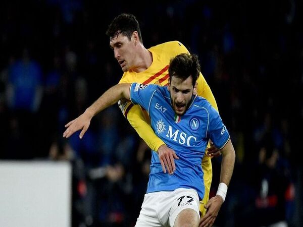 Khvicha Kvaratskhelia mendapatkan peringatan dari Francesco Calzano, usai tampil kurang memuaskan di laga Napoli vs Barcelona dini hari tadi (22/2) / via Getty Images