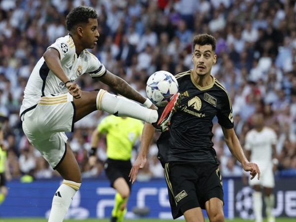 Real Madrid Berencana Pinjam Bek Atasi Masalah Cedera