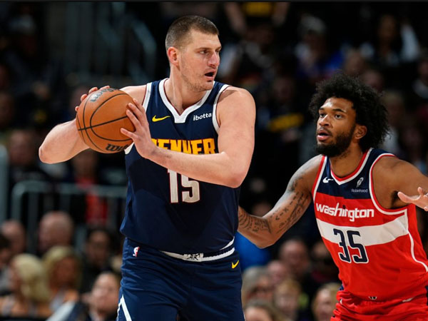 Nikola Jokic (kiri) mencetak 21 poin, 19 rebound dan 15 assist saat Denver Nuggets menang 130-110 atas Washington Wizards pada Kamis (22/2) malam. (Foto: AP)