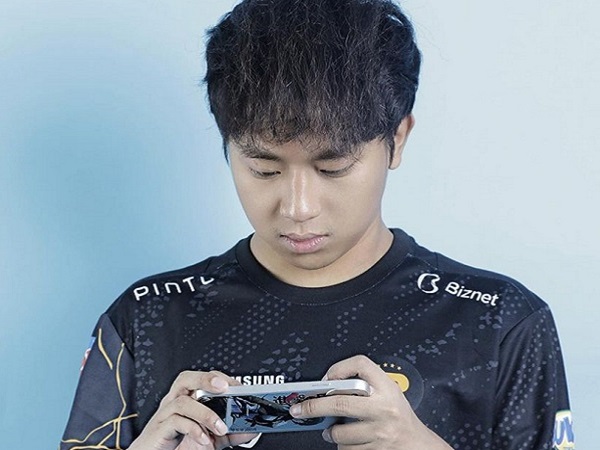 Gamer Ini Beberkan Posisi Genggam Smartphone Saat Bermain MOBA
