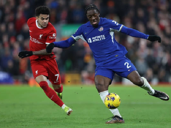 Bek Chelsea, Axel Disasi, saat berhadapan dengan Luis Diaz dari Liverpool