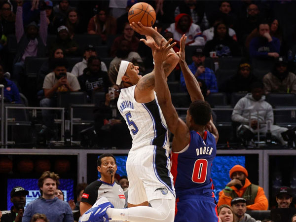 Paolo Banchero (kiri) mencetak 15 poin dalam kemenangan 112-109 Orlando Magic atas Detroit Pistons, Sabtu (24/2) malam. (Foto: AP)