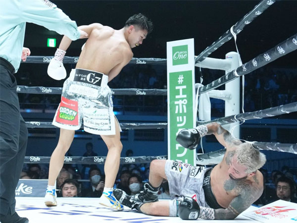 Junto Nakatani (kiri) dua kali menjatuhkan Alexandro Santiago dalam duel mereka pada hari Sabtu (24/2) di Tokyo. (Foto: AP)