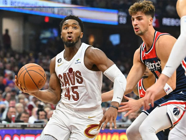 Donovan Mitchell (kiri) mencetak 16 poin saat Cleveland Cavaliers menang 114-105 atas Washington Wizards pada Minggu (25/2) malam. (Foto: AP)
