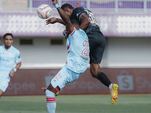 Penyerang Dewa United FC, Alex Martins berduel dengan pemain Rans Nusantara FC/foto dok Dewa United FC
