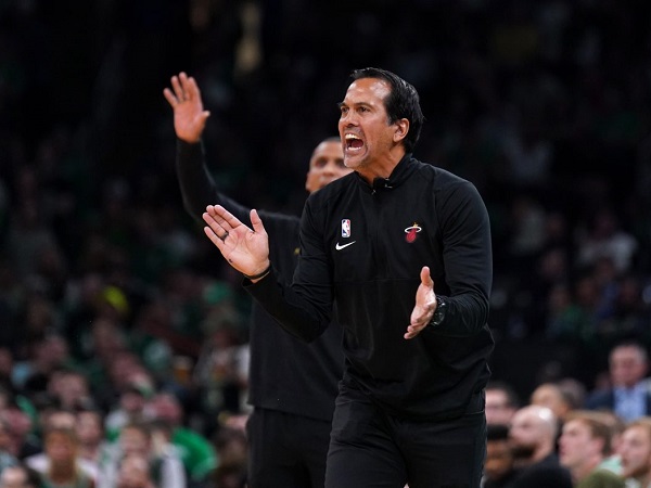 Erik Spoelstra puji semangat anak asuhnya saat tumbangkan Sacramento Kings.