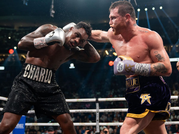 Canelo Alvarez (kanan) mengalahkan Jermell Charlo pada September lalu yang menjadi pertarungan pertama dalam kerja sama Alvarez dengan PBC. (Foto: PBC)