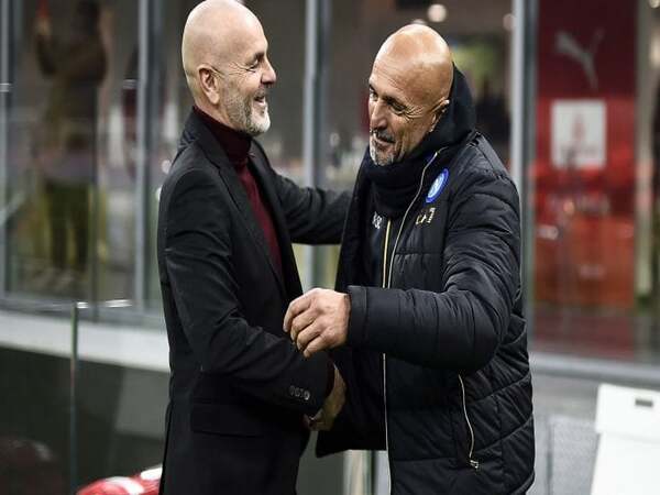 Stefano Pioli (kiri) dilaporkan oleh salah satu media Italia menjadi kandidat favorit pelatih baru Napoli mulai musim depan / via Getty Images