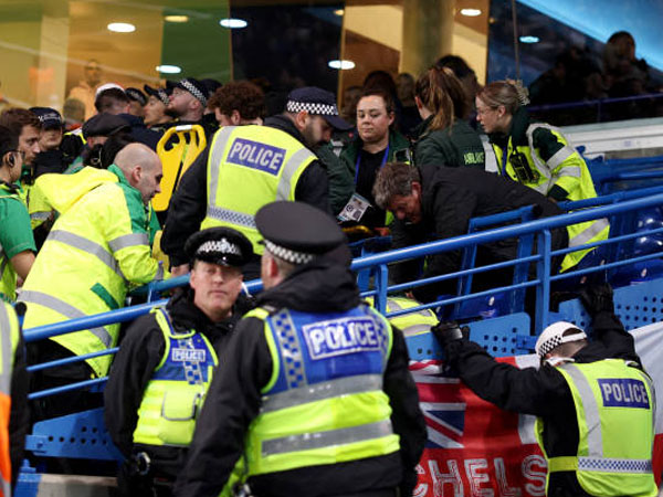 Rayakan Gol, Pendukung Leeds United Jatuh Dari Tribun Stamford Bridge