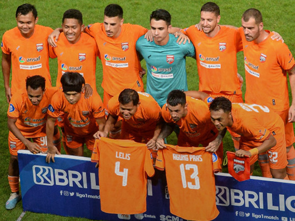 Dukungan para pemain Borneo FC untuk dua rekannya yang tengah cedera, yaitu Leo Lelis dan Agung Prasetyo