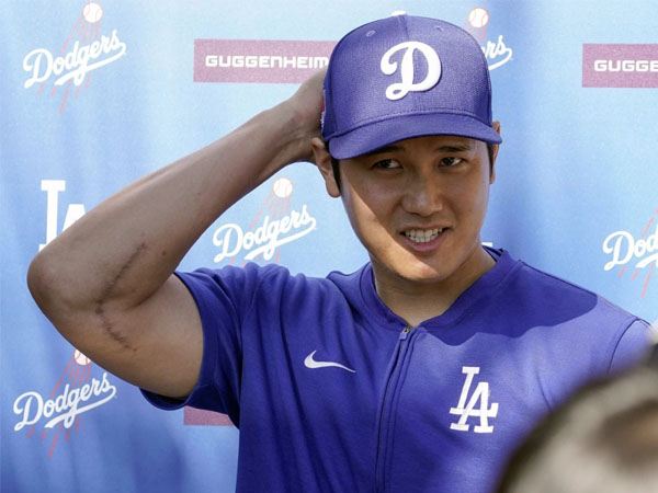 Shohei Ohtani berbicara kepada media dalam kamp latihan Dodgers di Camelback Ranch pada Kamis (29/2). (Foto: AP)