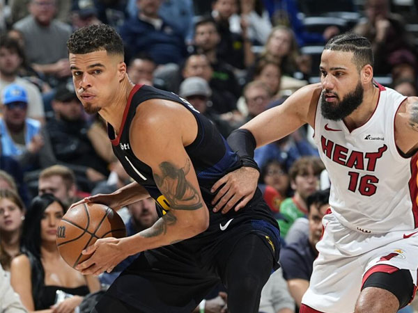 Michael Porter Jr (kiri) mencetak 30 poin saat Denver Nuggets mengalahkan Miami Heat 103-97 pada Kamis (29/2) malam. (Foto: AP)