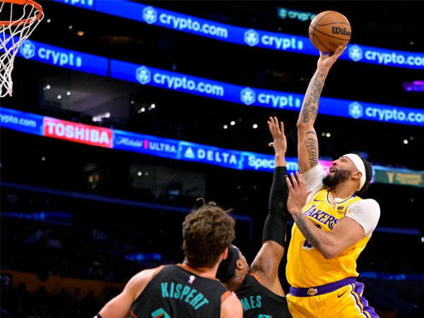 Anthony Davis mencetak 40 poin dan 15 rebound saat Los Angeles Lakers mengalahkan Washington Wizards 134-131 pada Kamis (29/2) malam. (Foto: AP)