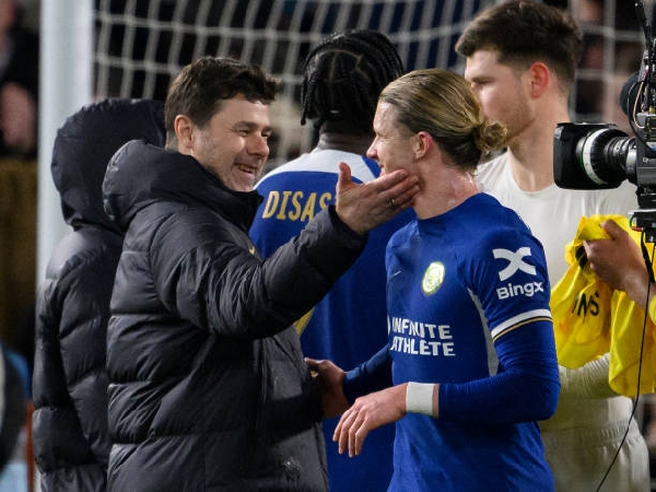 Pelatih kepala Chelsea, Mauricio Pochettino, bersama Conor Gallagher