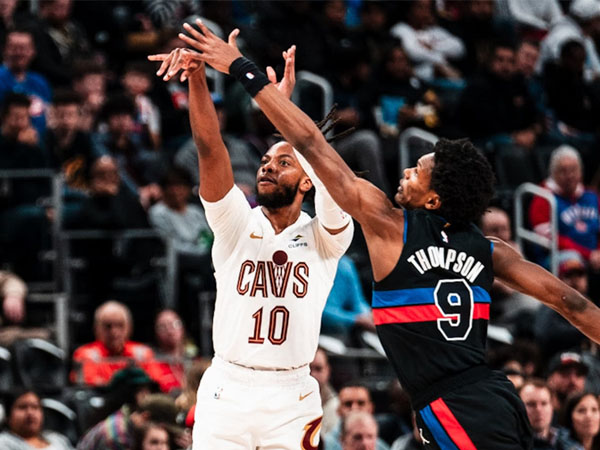 Darius Garland (kiri) mencetak 29 poin saat Cleveland Cavaliers mengalahkan Detroit Pistons 110-100 pada Jumat (1/3) malam. (Foto: AP)