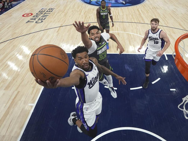 Malik Monk (kiri) mencetak 39 poin saat Sacramento Kings mengalahkan Minnesota Timberwolves 124-120 melalui overtime pada Jumat (1/3) malam. (Foto: AP)