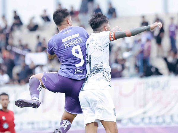 Penyerang Persita Tangerang, Ramiro Fergonzi berduel dengan kapten Borneo FC