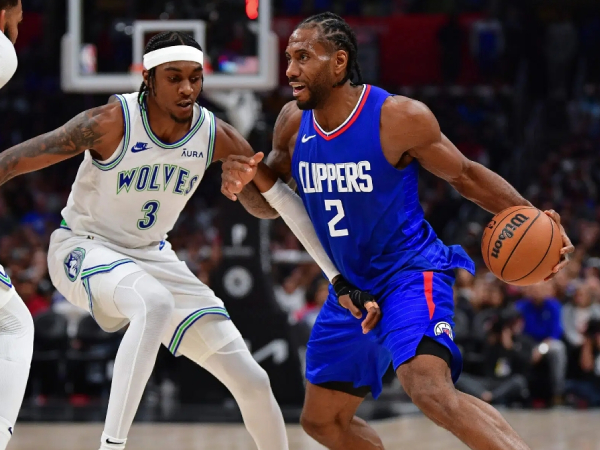 Kawhi Leonard (kanan) mencetak 32 poin saat Los Angeles Clippers mengalahkan Minnesota Timberwolves 89-88 pada hari Minggu (3/3). (Foto: AP)