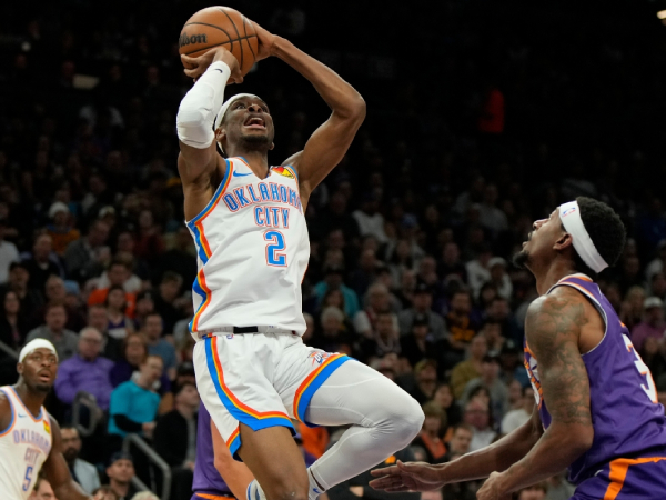 Shai Gilgeous-Alexander (kiri) mencetak 35 poin saat Oklahoma City Thunder mengalahkan Phoenix Suns 118-110 pada Minggu (3/3) malam.