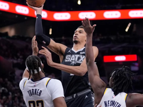 Victor Wembanyama (tengah) mencetak 31 poin saat San Antonio Spurs mengalahkan Indiana Pacers 117-105 pada hari Minggu (3/3) malam. (Foto: AP)