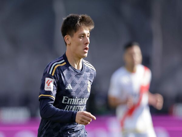 Kesulitan mendapatkan menit bermain reguler di musim debutnya, Arda Guler disebut bakal dilepas oleh Real Madrid dengan status pinjaman di musim panas 2024 / via Getty Images