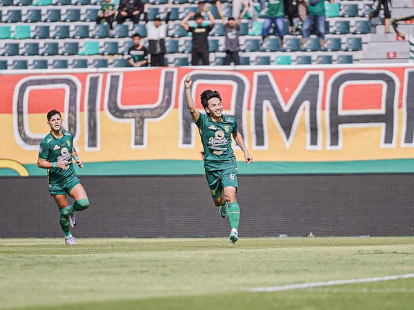 Gelandang Persebaya Surabaya, Muhammad Iqbal merayakan gol ke gawang PSS Sleman