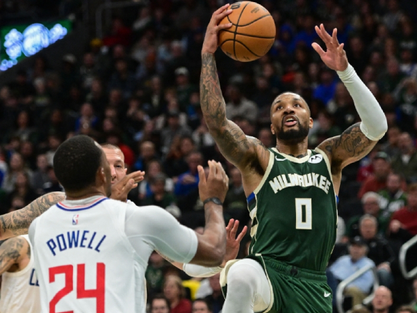 Damian Lillard (kanan) mencetak 41 poin saat Milwaukee Bucks mengalahkan Los Angeles Clippers 113-106 pada Senin (4/3) malam. (Foto: AP)