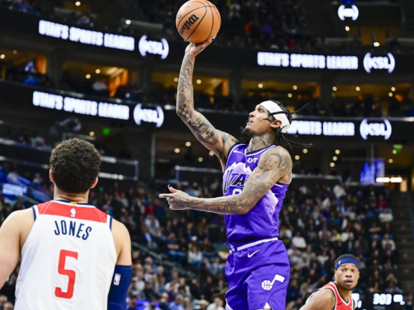 Jordan Clarkson (kanan) mencetak 38 poin saat Utah Jazz mengalahkan Washington Wizards 127-115 pada Senin (4/3) malam. (Foto: AP)