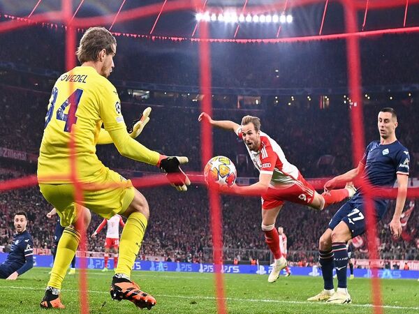 Ivan Provedel tak kuasa membendung sundulan Harry Kane, saat Lazio tumbang 0-3 dari Bayern Muenchen di leg kedua babak 16 besar Liga Champions dini hari tadi (6/3) / via Getty Images