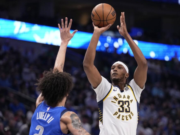 Myles Turner (kanan) mencetak 20 poin saat Indiana Pacers mengalahkan Dallas Mavericks 137-120 pada Selasa (5/3) malam. (Foto: AP)