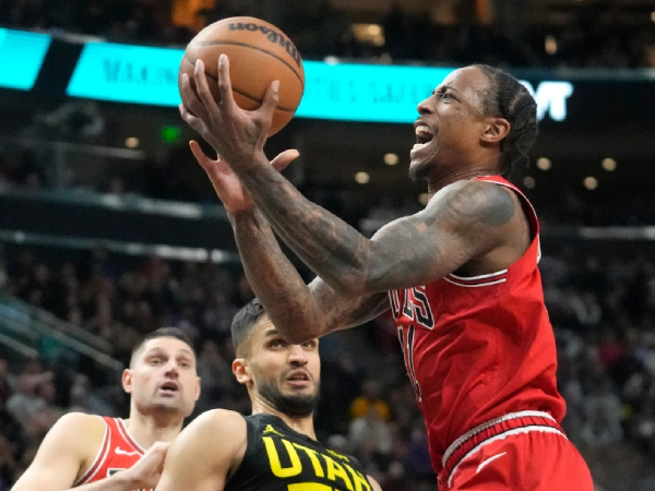 DeMar DeRozan (kanan) mencetak 29 poin saat Chicago Bulls meraih kemenangan 119-117 atas tuan rumah Utah Jazz pada Rabu (6/3) malam. (Foto: AP)